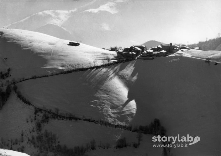 Panorama del borgo di Ganda innevato
