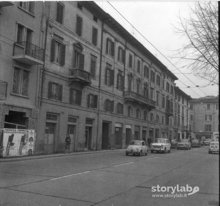 Automobili in Via Battisti