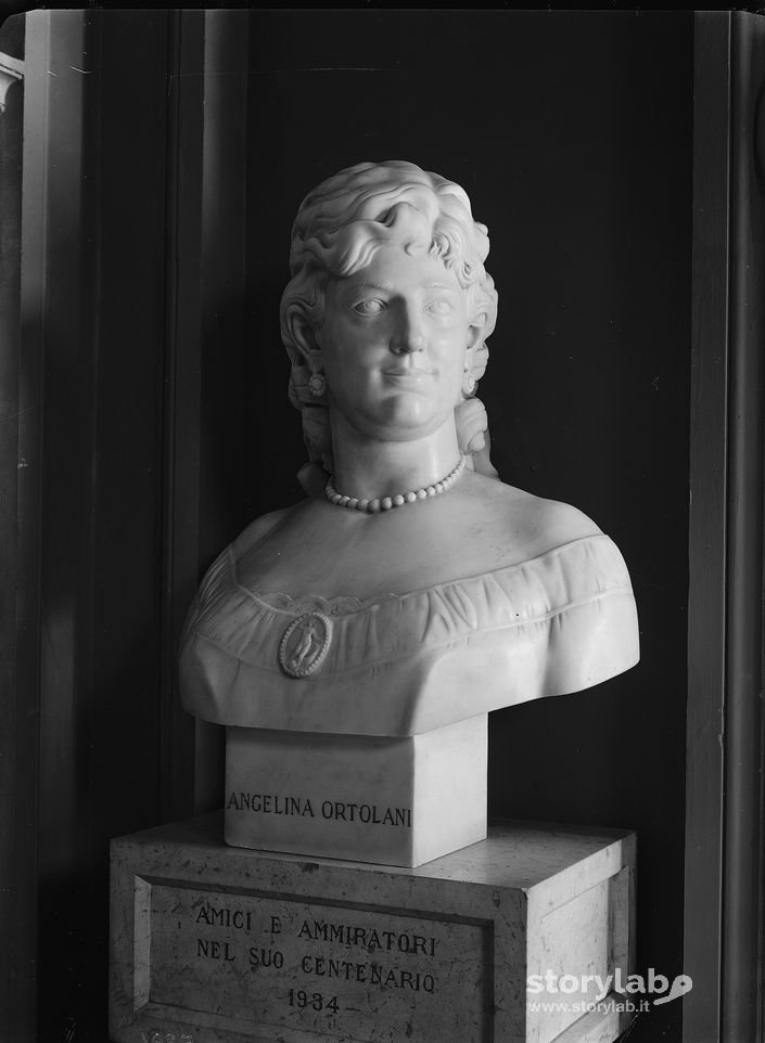 Busto a Angelina Ortolani