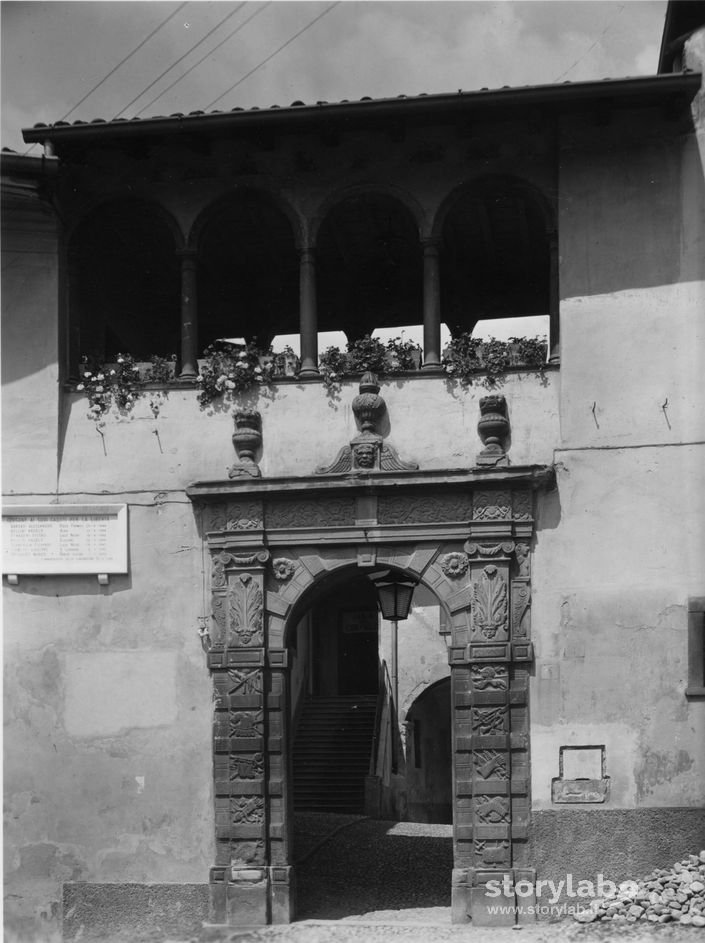 Portone del palazzo comunale a Clusone