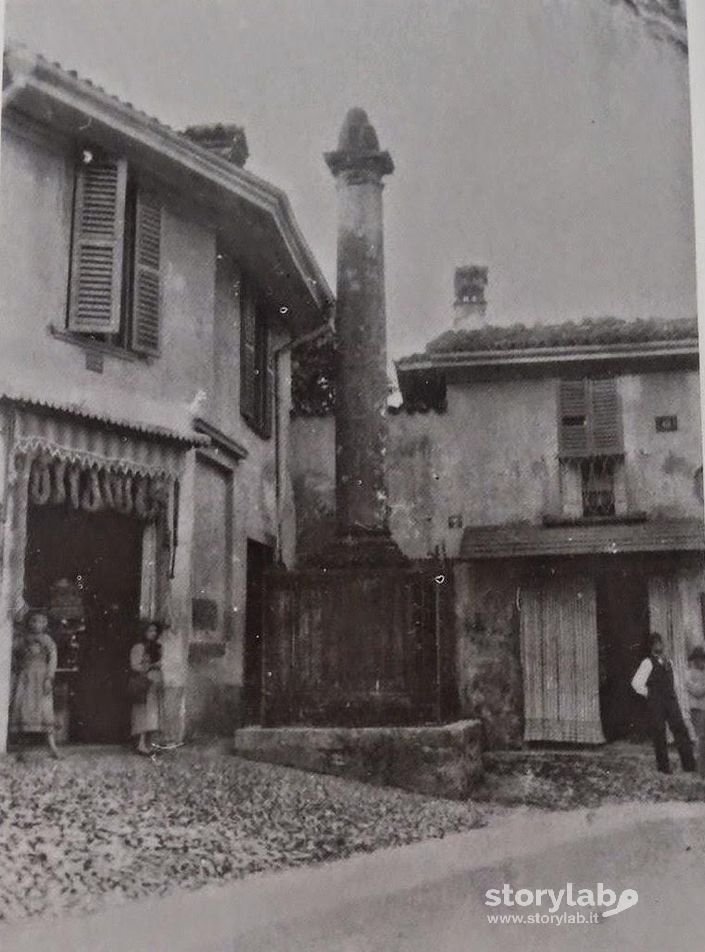 Borgo Canale E La Colonna Commemorativa