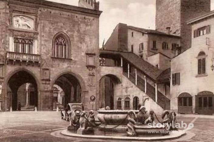 Piazza Vecchia Con Auto E Cartello Parcheggio Anni 40