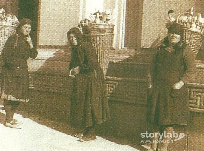 Donne Con Oggetti In Legno Da Vendere In Occasione Della Festa Di Sant'Antonio