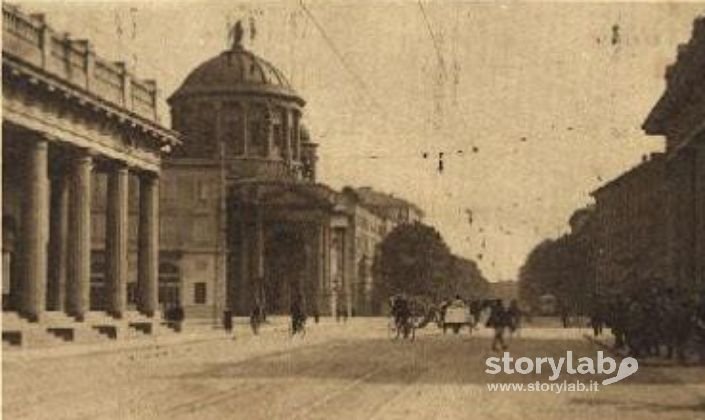 Propilei Di Porta Nuova E Chiesa Delle Grazie