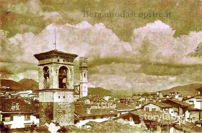 Il campanile della chiesa di S. Alessandro in Colonna in costruzione