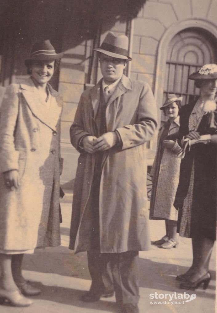 Abiti Eleganti Di Giovani Donne  E Uomo.