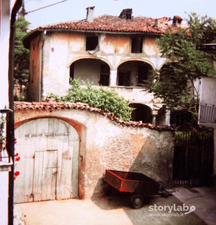 La Casa Dei Curati Della Parrocchia Di San Vittore In Via Mercato Di Terno D'Isola