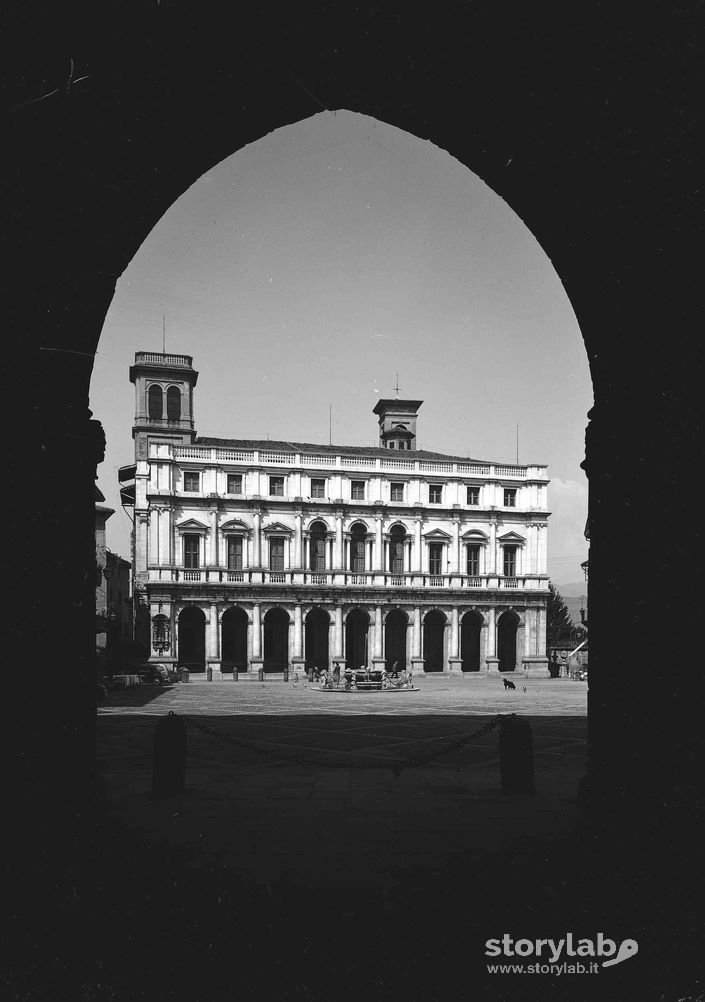 Piazza Vecchia Vista Dal Porticato