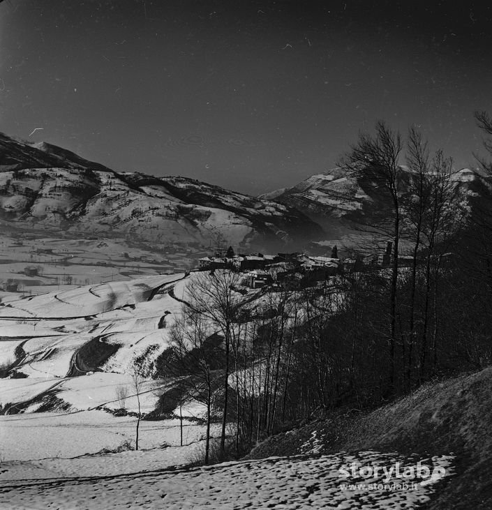 Valle Con Tracce Di Sci, Montagne Sullo Sfondo