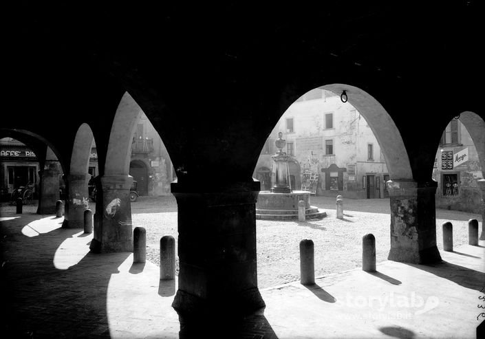 Piazza Con Fontana Vista Da Un Cortile Con Archi