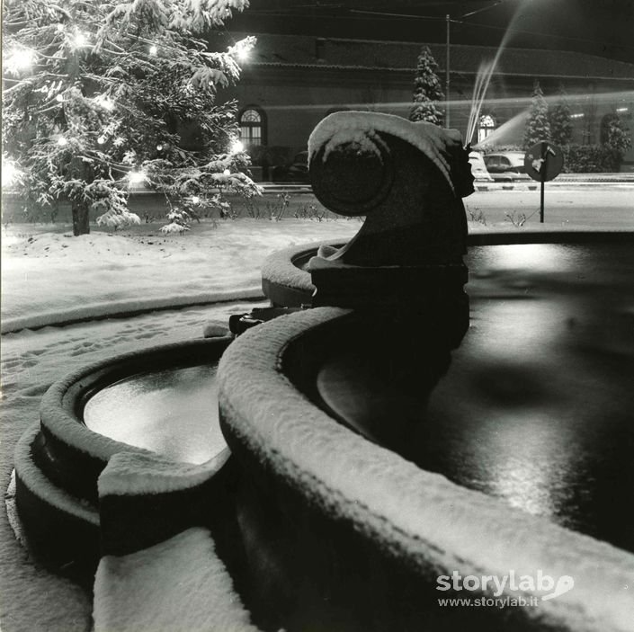Fontana Innevata, Piazzale Stazione Ferroviaria Di Bergamo