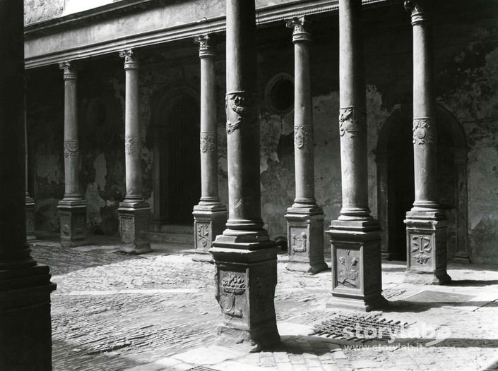 Colonne Con Bassorilievo, Cortile Via Pignolo 