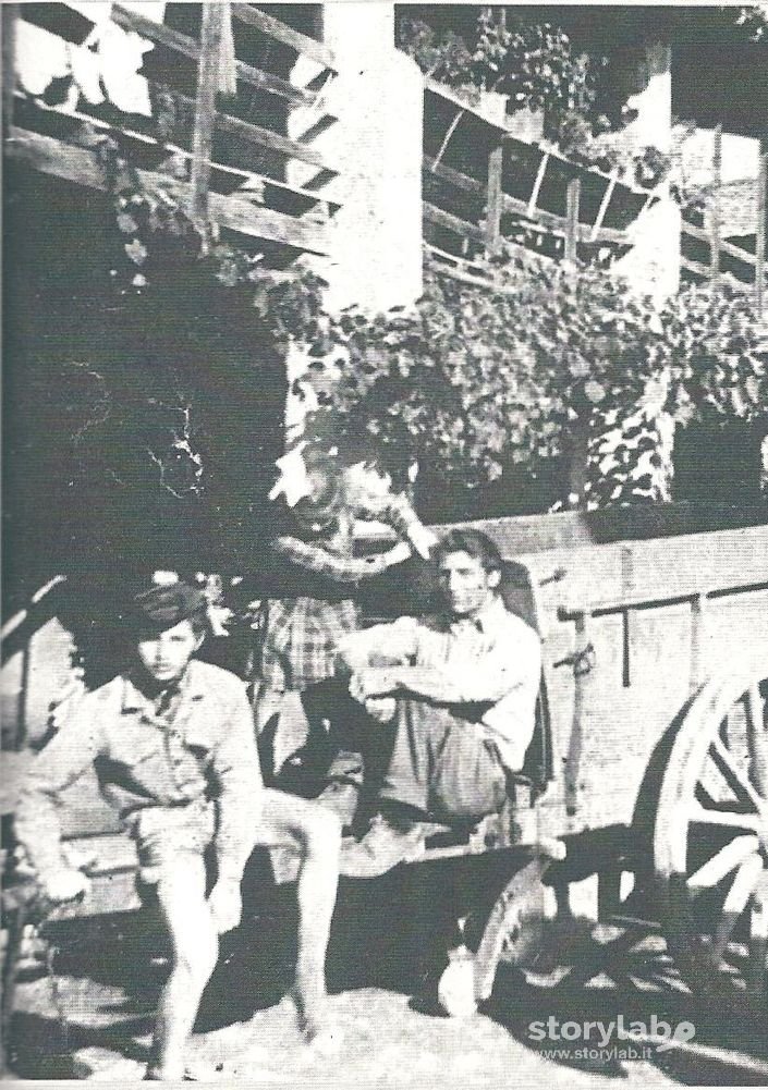 Pausa Lavorativa Nel Cortile Pezzotta Anni 50