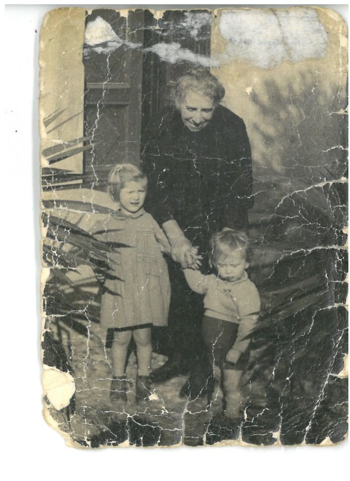 1955-Berbenni Maria Ved. Cavagnis con i nipoti Mariangela e Tino